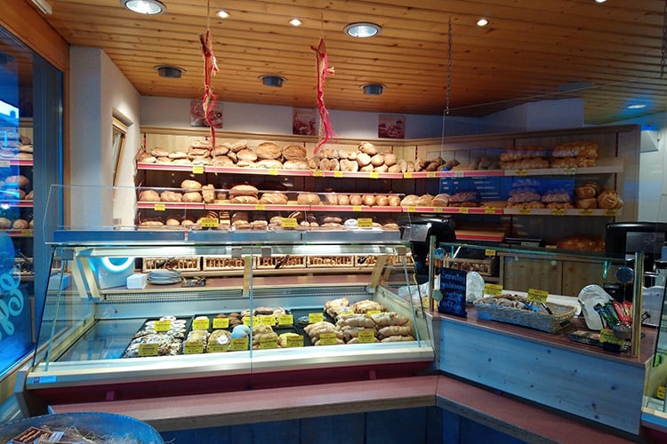 Brotdisplay in der Brotegge Kuhnen in Lenk