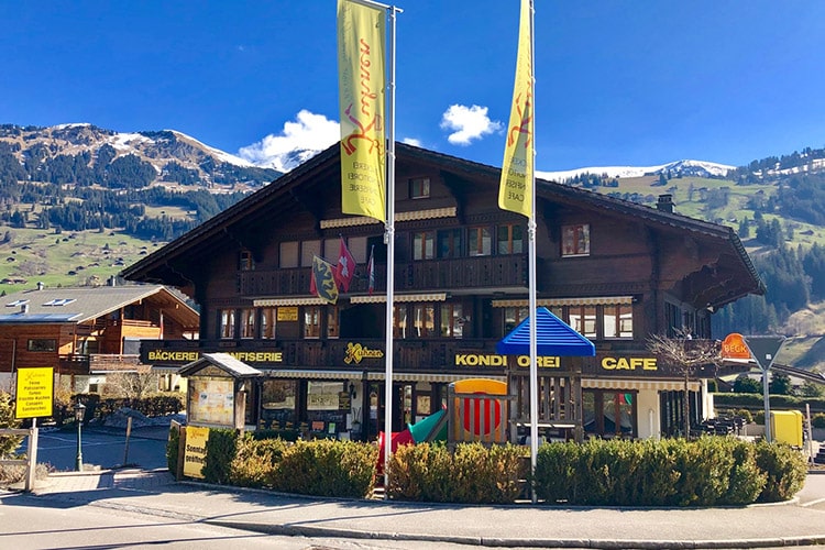 Hauptgeschäft der Bäckerei Confiserie Café Kuhnen in Lenk