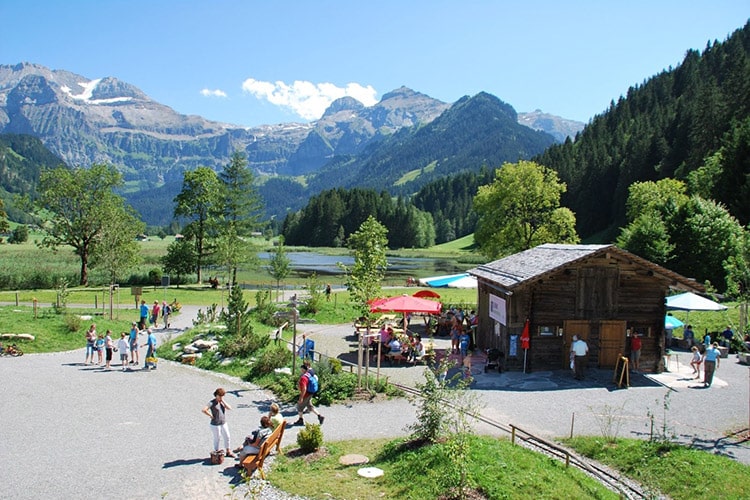 Kiosk am Lenkersee mit Bergpanorama