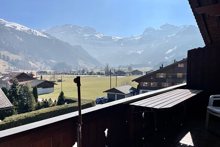 Ferienwohnung Wildstrubel – Balkon mit Aussicht auf das Wildstrubel-Massiv